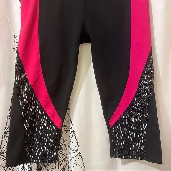 Fabletics Black Pink Insert Panels Athletic Workout Capri Leggings - Picture 3 of 9